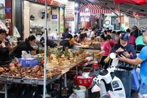 Thị trường đồ lễ sôi động, hoa tươi hút khách ngày rằm tháng Giêng 