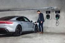 Sạc ôtô điện tại nhà Porsche bị người dùng tố sạc chậm, có thể quá nhiệt