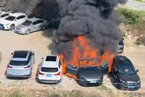 Avatr 06 điện mới mua ở Trung Quốc bất ngờ bốc cháy, 7 xe bị vạ lây