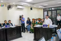 Phiên tòa xét xử vụ thu tiền dạy thêm trái phép tại trường THCS Ba Đình