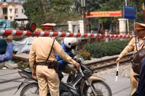 Tăng cường tuần tra, xử lý nhiều tài xế 'lách rào' đường sắt ở Hà Nội