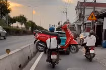 Xe máy “cõng” xe máy “tiết kiệm xăng” hay vi phạm giao thông nghiêm trọng?