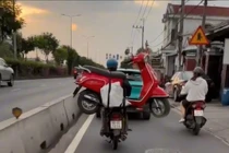 Xe máy “cõng” xe máy “tiết kiệm xăng” hay vi phạm giao thông nghiêm trọng?