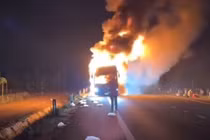 Cháy xe khách giường nằm trên đường Hồ Chí Minh, hành khách kịp thoát nạn