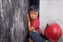 Nghẹt thở cảnh sát giải cứu bé trai mắc kẹt khe hở giữa hai bức tường