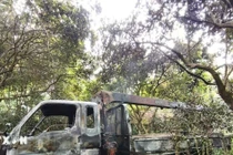 Vướng dây điện ở Hà Nội, xe cẩu cháy khiến lái xe tử vong