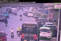 CSGT Hà Nội xử lý hàng chục ô tô dừng đỗ sai trên đường Giải Phóng