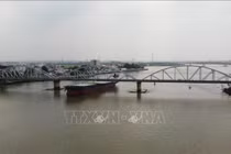 Sà lan đâm cầu Ghềnh khiến đường sắt Bắc - Nam tê liệt