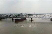 Sà lan đâm cầu Ghềnh khiến đường sắt Bắc - Nam tê liệt