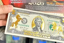 Tiền lì xì in hình ngựa 'phủ sóng' thị trường Tết Bính Ngọ 2026 