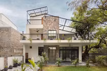 Ngôi nhà 3 tầng thoáng đãng với 4 khoảng thông tầng sáng tạo