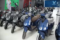 Giá xăng tăng, nhiều xe máy điện đồng loạt giảm giá đua doanh số