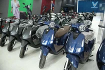 Giá xăng tăng, nhiều xe máy điện đồng loạt giảm giá đua doanh số