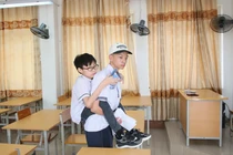 Nam sinh cõng bạn đi thi lớp 10 khiến CĐM xúc động 
