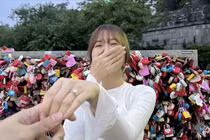 Hot girl Nhung Gumiho cười rạng rỡ khi được bạn trai cầu hôn