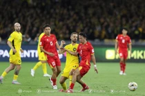 CĐV an ủi ĐTQG Việt Nam sau trận thua trước Malaysia