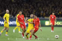 CĐV an ủi ĐTQG Việt Nam sau trận thua trước Malaysia