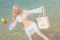 "Nữ hoàng nội y" Ngọc Trinh đi biển khoe làn da "phát sáng"