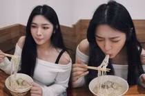 Ngồi ăn mỳ, nàng hot girl bất ngờ nổi tiếng "như cồn"