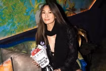 Lối sống xa hoa của nữ tỷ phú tự thân trẻ nhất gây sốt mạng