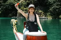 Hot girl gây sốt tại lễ hội đua thuyền, danh tính quen thuộc