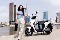 Vì sao chọn mua xe máy điện phải xem kỹ pin?