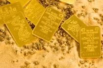 Giá vàng hôm nay 28/05: "Cắm đầu lao dốc"?