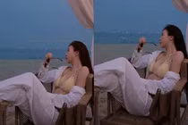 Cựu tiếp viên hàng không Vũ Ngọc Châm khoe vòng 1 lấp ló