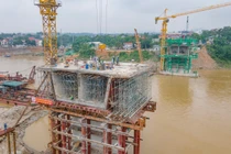 Cầu Phong Châu - Phú Thọ dần thành hình vươn ra sông Hồng