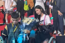 Quỳnh Alee xử lý cực khéo khi fan "cà khịa"