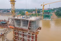 Cầu Phong Châu - Phú Thọ dần thành hình vươn ra sông Hồng