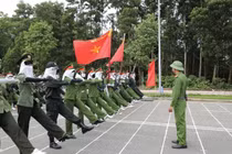 Nữ quân nhân trẻ chịu nắng luyện tập cho Lễ diễu binh A80