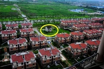 Từ chối bồi thường 37 tỷ đồng, ngôi nhà mắc kẹt giữa khu biệt thự