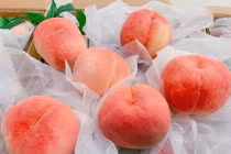 Đào tiên Trung Quốc 40.000 đồng/quả bán tràn lan chợ mạng 