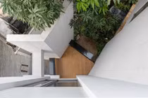 Ngôi nhà hình chữ M ẩn mình giữa vườn cây xanh mướt