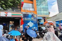 Người dân trải bạt, ngồi xuyên đêm trên vỉa hè chờ mua vàng 