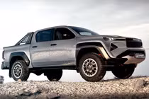 Toyota Hilux 2026 lộ ngoại hình hầm hố, nội thất xịn sò như SUV