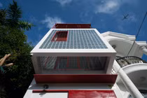 Ngôi nhà với mặt tiền gạch kính lạ mắt ở TP HCM 