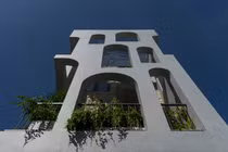 Nhà ống ngập sáng lạ thường với mặt tiền vòm cong chồng lớp 