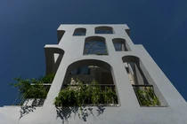 Nhà ống ngập sáng lạ thường với mặt tiền vòm cong chồng lớp 