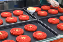 Bánh trung thu đặc biệt "cờ đỏ sao vàng" hút khách 