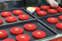 Bánh trung thu cờ đỏ sao vàng hút khách