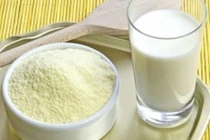 Cần phân biệt rõ sữa tươi và sữa bột pha nước