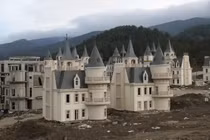 Bên trong làng biệt thự 200 triệu USD bị bỏ hoang đầy tiếc nuối 