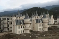 Bên trong làng biệt thự 200 triệu USD bị bỏ hoang đầy tiếc nuối 