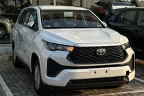 "Soi" Toyota Innova Cross 2.0G cắt trang bị, giá 730 triệu tại Việt Nam