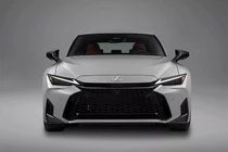 Lexus IS 2026 tinh chỉnh thiết kế, cắt giảm động cơ, tăng giá bán