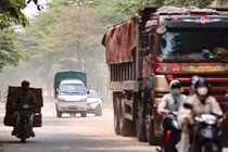 Xe tải "quần thảo" bụi phủ trắng con phố ở Hà Nội