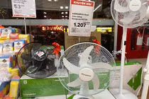 Chi tiền triệu sắm quạt tích điện, chủ động ứng phó mất điện mùa hè