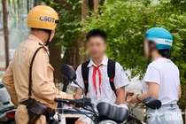 Hà Nội: Xử phạt nhiều phụ huynh không đội mũ bảo hiểm cho con khi đi xe máy